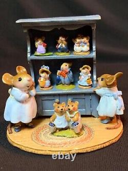 WEE FOREST FOLK RETIRED SPECIAL COLOR BLUE CURIO with ALL 7 RETIRED ANNETTES MINIS