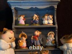 WEE FOREST FOLK RETIRED SPECIAL COLOR BLUE CURIO with ALL 7 RETIRED ANNETTES MINIS