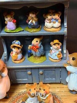 WEE FOREST FOLK RETIRED SPECIAL COLOR BLUE CURIO with ALL 7 RETIRED ANNETTES MINIS