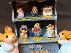 WEE FOREST FOLK RETIRED SPECIAL COLOR BLUE CURIO with ALL 7 RETIRED ANNETTES MINIS