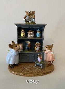 Wee Forest Folk Curio with SPECIAL BLUE APRIL SHOWERS 6 RETIRED Annettes Minis