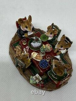 Wee Forest Folk M-302a Family Gatherine Christmas Wm Peterson 2003 retired