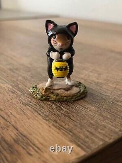 Wee Forest Folk M-413 Prowling for Treats Retired