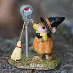 Wee Forest Folk M-677 Parking for a Spell (Retired)