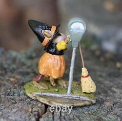 Wee Forest Folk M-677 Parking for a Spell (Retired)