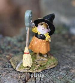 Wee Forest Folk M-677 Parking for a Spell (Retired)