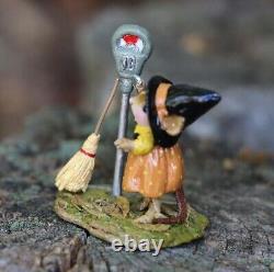 Wee Forest Folk M-677 Parking for a Spell (Retired)