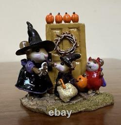 Wee Forest Folk Retired Halloween Figurine M-280a Welcome Trick Or Treaters