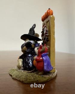 Wee Forest Folk Retired Halloween Figurine M-280a Welcome Trick Or Treaters