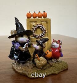 Wee Forest Folk Retired Halloween Figurine M-280a Welcome Trick Or Treaters