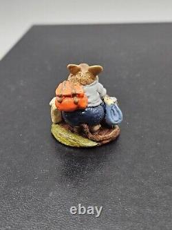 Wee Forest Folk Traveling Mouse M-110 1984 Retired Annette Peterson